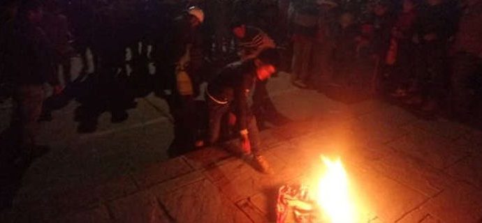 Εικόνες-σοκ: Οχλος έκαψε ζωντανό έναν ύποπτο για κλοπή στο Περού [βίντεο]