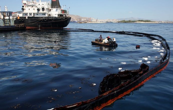 Και μείζον πολιτικό θέμα η πετρελαιοκηλίδα: Γαϊτανάκι με παραίτηση Κουρουμπλή