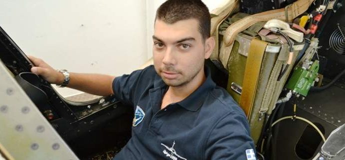 Εφτιαξε πιλοτήριο μαχητικού αεροσκάφους με αυθεντικά εξαρτήματα στο Γαλάτσι [εικόνες]