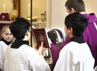 Μαζικά πρόσφυγες βαπτίζονται χριστιανοί στη Γερμανία