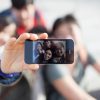 Ερωτευμένοι με το smartphone τους οι Έλληνες