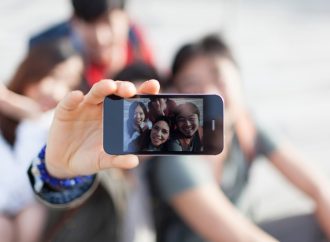 Ερωτευμένοι με το smartphone τους οι Έλληνες