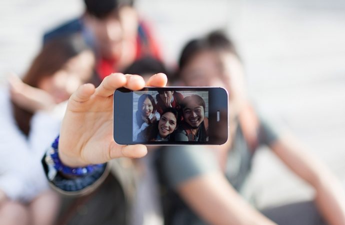Ερωτευμένοι με το smartphone τους οι Έλληνες