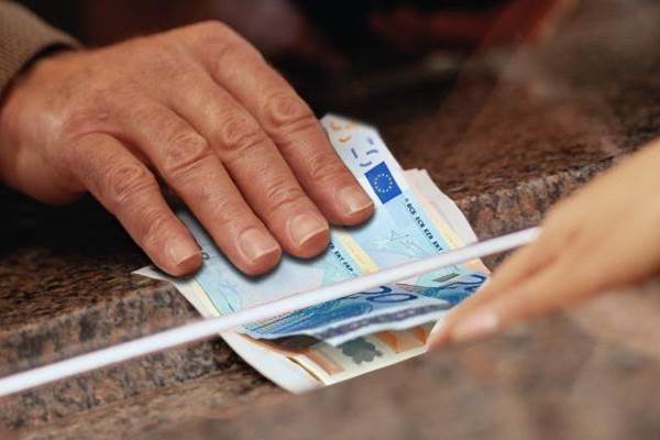 Επιμένουν οι δανειστές για μείωση εθνικής σύνταξης 384 ευρώ