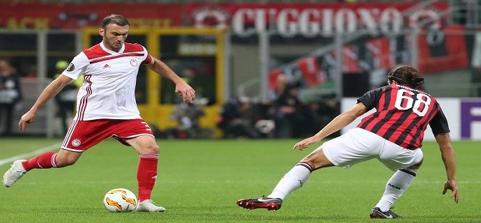 Πρόσκληση για αναθεώρηση του Συντάγματος από το… προαύλιο της Βουλής!!!