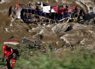 Περού: Πτώση λεωφορείου σε φαράγγι – Τουλάχιστον 44 νεκροί