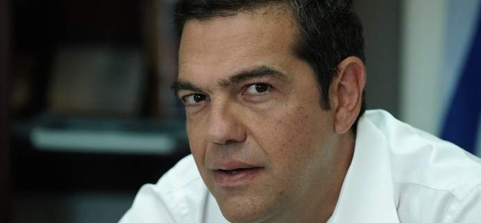 Ενας φωτογράφος «ξετινάζει» το επιτελείο του Μαξίμου για το διάγγελμα Τσίπρα -«Ηλίθιοι και ανίκανοι»