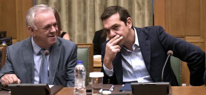 Σε περιδίνηση η κυβέρνηση: Από τις θεωρίες περί συνωμοσίας σε μία αλυσίδα από λάθη και ανεπάρκεια χειρισμών