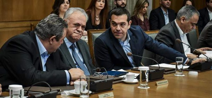 Μικρό ανασχηματισμό ετοιμάζει ο Τσίπρας -Ποιοι μένουν, ποιοι φεύγουν, τι θα γίνει με τον Καμμένο