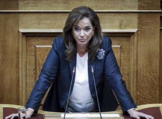 Μπακογιάννη σε Καμμένο: «Είσαι κότα τρίλειρη και μακροπουπουλάτη»
