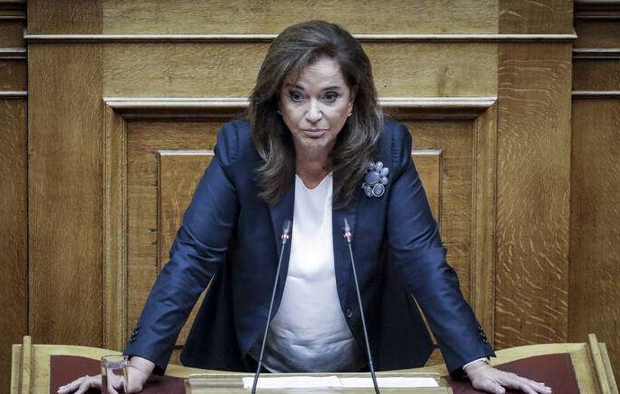 Μπακογιάννη σε Καμμένο: «Είσαι κότα τρίλειρη και μακροπουπουλάτη»