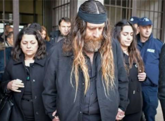 Ο πατέρας του Βαγγέλη Γιακουμάκη στο εδώλιο του κατηγορούμενου