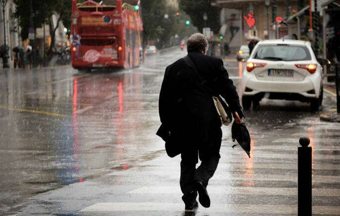 Καιρός: Ο «Φοίβος» κλείνει δρόμους – Υδροστόβιλοι και ισχυρά φαινόμενα «χτυπούν» τη χώρα