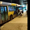 Απίστευτος τύπος μπήκε με το μηχανάκι του σε λεωφορείο του ΟΑΣΑ