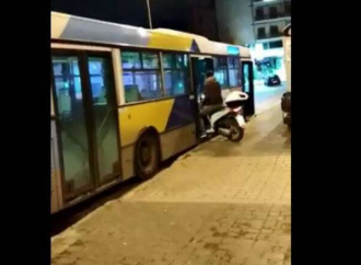 Απίστευτος τύπος μπήκε με το μηχανάκι του σε λεωφορείο του ΟΑΣΑ