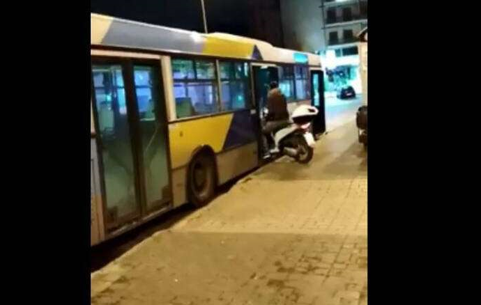 Απίστευτος τύπος μπήκε με το μηχανάκι του σε λεωφορείο του ΟΑΣΑ
