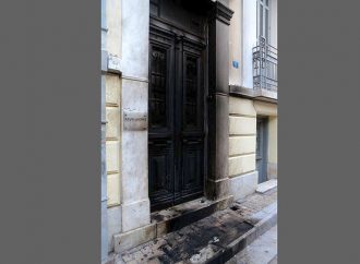 Εμπρηστική επίθεση στην είσοδο της επιχείρησης της Μαρέβας Μητσοτάκη