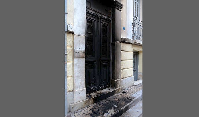 Εμπρηστική επίθεση στην είσοδο της επιχείρησης της Μαρέβας Μητσοτάκη