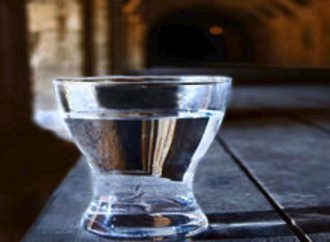 Μικροσκοπικά κομματάκια πλαστικού περιέχουν τα περισσότερα εμφιαλωμένα νερά