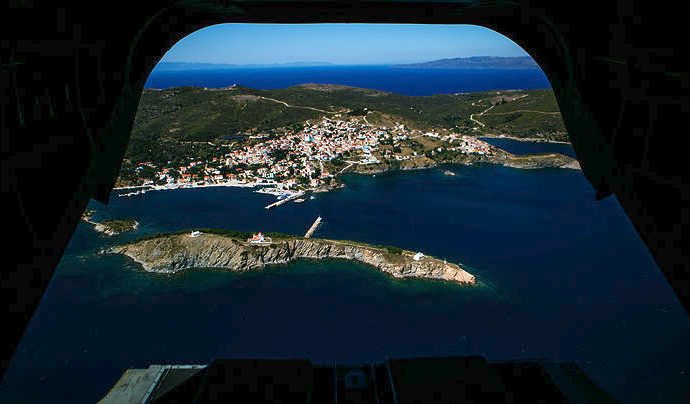 Σε παραλία των Οινουσσών εντοπίστηκαν 17 αλλοδαποί και μεταφέρθηκαν στη Χίο