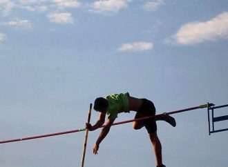 Πλαστικά καπάκια μετατρέπονται σε κοντάρια αθλητών του άλματος επί κοντώ