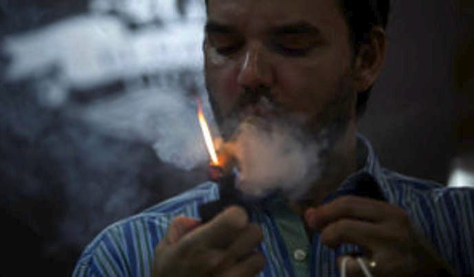 Πούρα και πίπες κρύβουν επίσης αυξημένους κινδύνους για καρκίνο και πρόωρο θάνατο