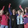Η Χάρις Αλεξίου μετάνιωσε για τα κόκκινα γάντια