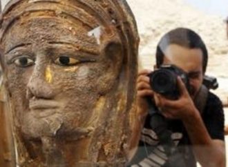 Αίγυπτος: Αρχαιοελληνικής τεχνοτροπίας η επιχρυσωμένη μάσκα μούμιας που βρέθηκε στην πόλη Σακκάρα