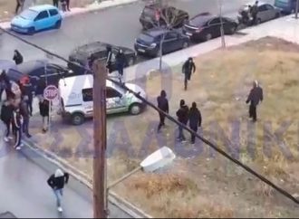 Ανεξέλεγκτη η βία: Οπαδική συμπλοκή σε λύκειο της Καλαμαριάς – Ένας τραυματίας
