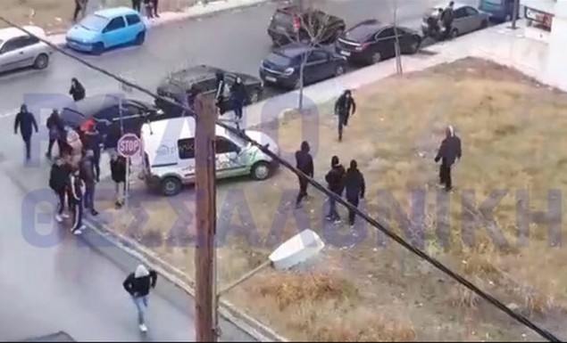 Ανεξέλεγκτη η βία: Οπαδική συμπλοκή σε λύκειο της Καλαμαριάς – Ένας τραυματίας