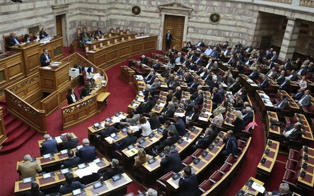 Βουλή: Πρώτα «πυρά» στην πενθήμερη συζήτηση για τον προϋπολογισμό