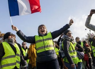 Γαλλία: Εγκρίθηκαν από το κοινοβούλιο τα οικονομικά μέτρα για την αντιμετώπιση της κρίσης των «κίτρινων γιλέκων»