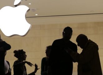 Γράφει ιστορία η Apple: H πρώτη εταιρία που ξεπέρασε το 1 τρις