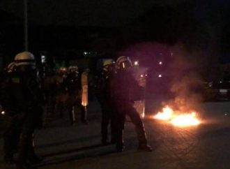 Επεισόδια και στη Θεσσαλονίκη: Φωτιές, οδοφράγματα και μολότοφ έξω από το ΑΠΘ