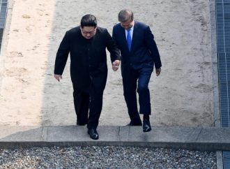 ΙΣΤΟΡΙΚΗ ΣΤΙΓΜΗ: Με ένα βήμα έγραψε ιστορία ο Κιμ Γιονγκ Ουν – «Πάτησε» στη Νότια Κορέα μετά από 65 χρόνια