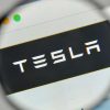 Κάτω από τα 300 δολάρια πέφτει η μετοχή της Tesla