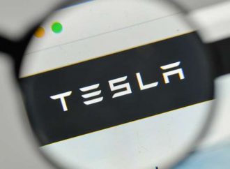 Κάτω από τα 300 δολάρια πέφτει η μετοχή της Tesla