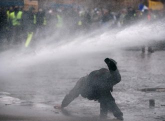 Κίτρινα Γιλέκα: Δακρυγόνα και αντλίες νερού στην Αψίδα του Θριάμβου