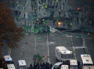 «Κίτρινα γιλέκα»: 130 οι τραυματίες από τα επεισόδια στο Παρίσι – Προσήχθησαν σχεδόν 400 άτομα