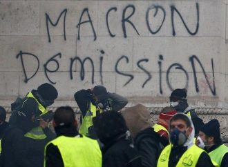 «Κίτρινα γιλέκα»: Ο Μακρόν απέναντι στις «σοβαρές» οικονομικές επιπτώσεις