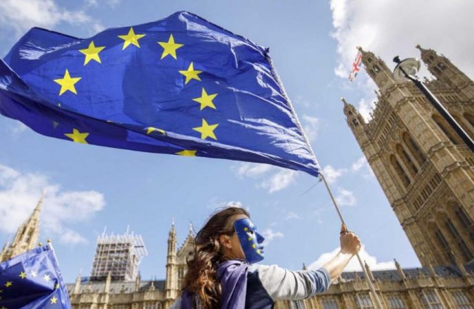 Κρίσιμες ώρες στη Βρετανία – Ορατό το ενδεχόμενο αναβολής του Brexit