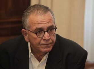 Διευκρινίσεις Μουζάλα για το βραχιολάκι στους μετανάστες