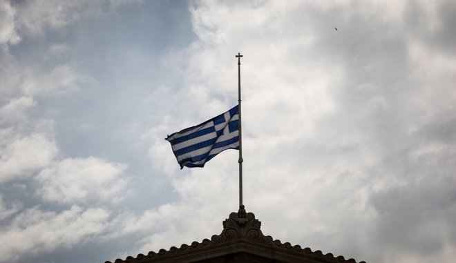 Μεσίστια η σημαία στη Βουλή
