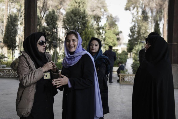 Σεβασμό στην παράδοση της μαντίλας έδειξε η Περιστέρα στο Ιράν