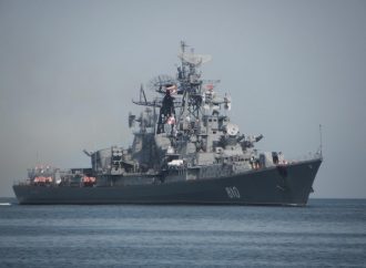 Eπικίνδυνοι ελιγμοί ρωσικής φρεγάτας κοντά σε αμερικανικό καταδρομικό