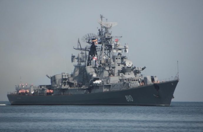 Eπικίνδυνοι ελιγμοί ρωσικής φρεγάτας κοντά σε αμερικανικό καταδρομικό