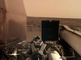 Το InSight της NASA έχει πιάσει δουλειά και έστειλε δύο νέες φωτογραφίες από τον Άρη