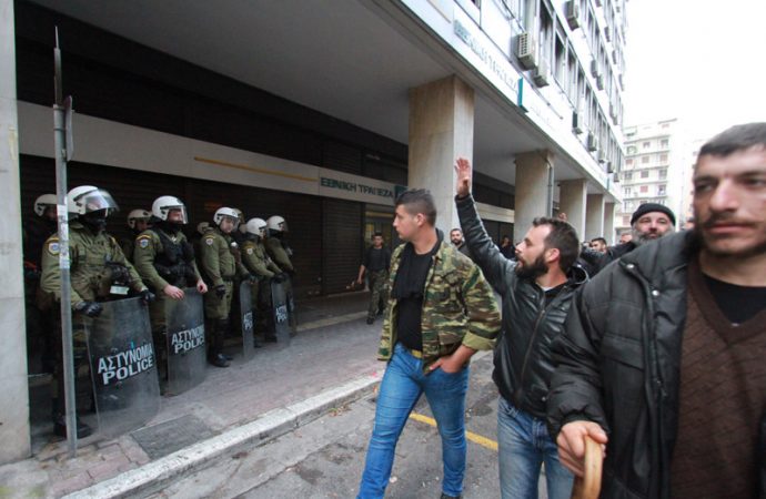 Όλο και πιο πολλοί στους δρόμους. Όλο και περισσότεροι αποκλεισμοί Υπουργείων