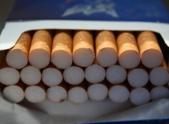 Στα 670 εκ. ευρώ η φοροδιαφυγή από τα λαθραία τσιγάρα, σύμφωνα με το Bloomberg