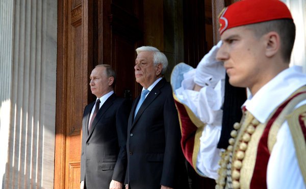 Ο Έλληνας τσολιάς του Πούτιν προκαλεί φρενίτιδα στη Ρωσία